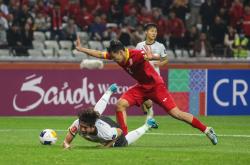 lol季中赛-亚洲足球赛事：球员们斗志昂扬，追逐荣誉的简单介绍