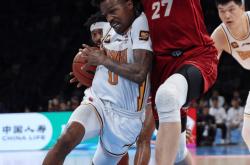 lol季中赛-球员在比赛中突破重围获得胜利