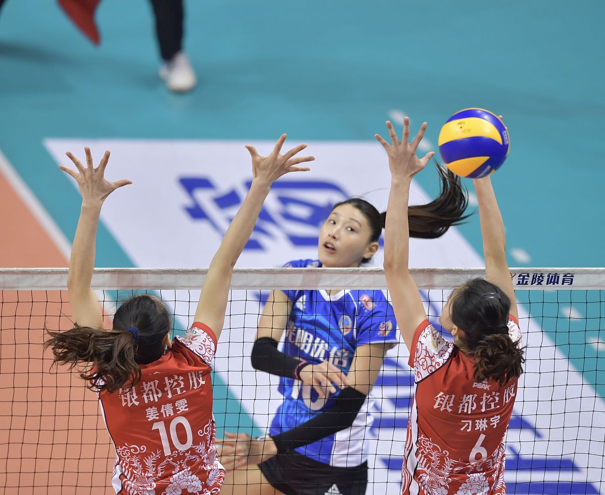 莱温特萨能假传真传缺席比赛,球迷愤怒 莱温特萨能假传真传缺席比赛,球迷愤怒