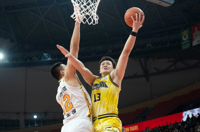 吉林队主场告捷，预备季后赛豪取胜利