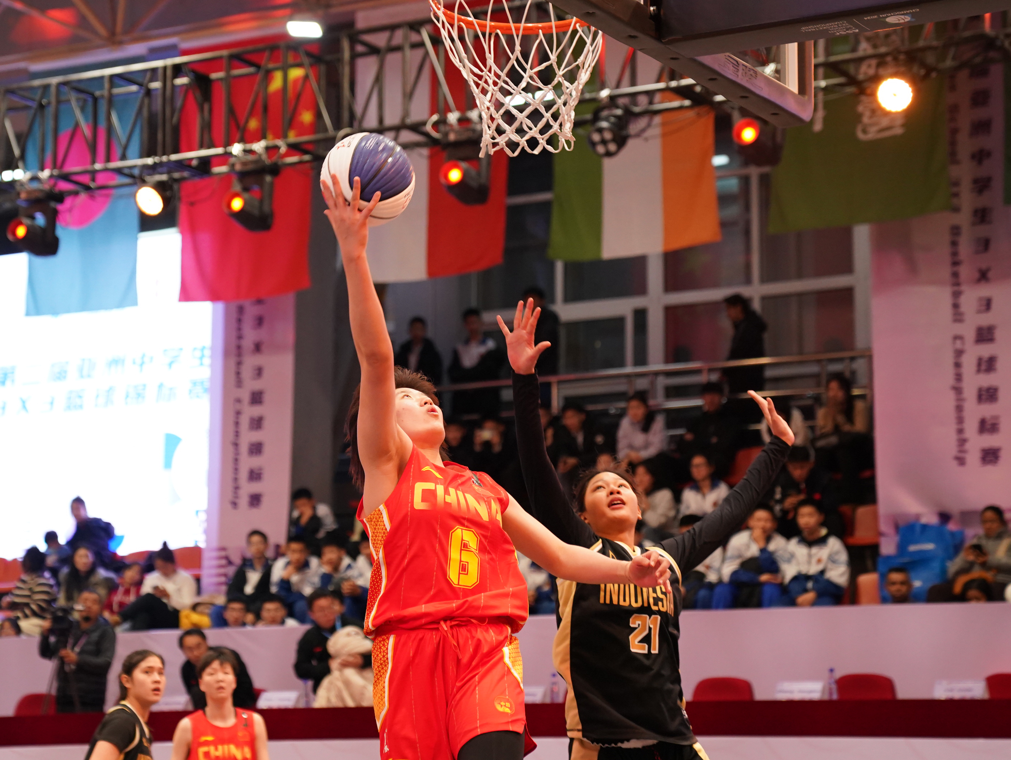 亚洲顶级赛事引爆热情,球场人潮涌动 亚洲顶级赛事引爆热情,球场人潮涌动